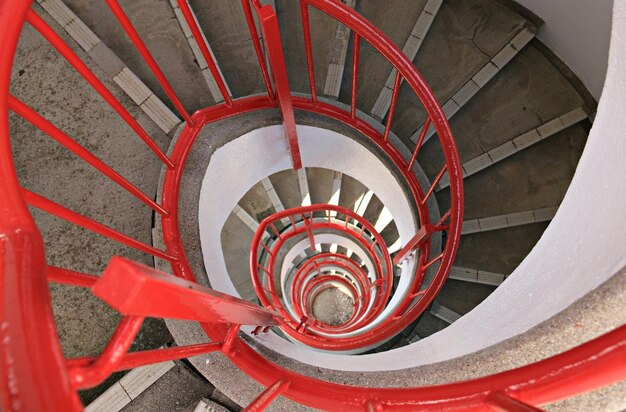 Escalera en espiral roja