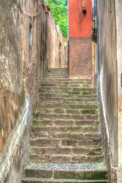 Escalera estrecha en Bosa Italia Procesada para efecto de mapeo de tonos hdr