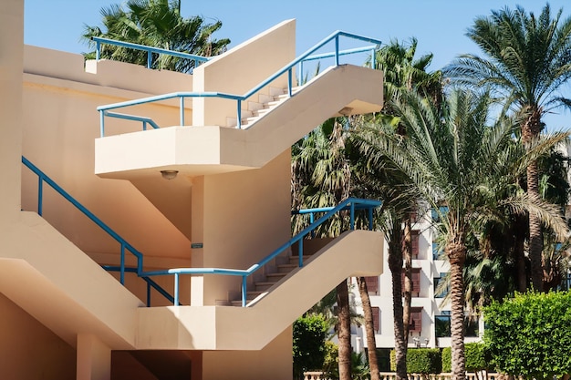 Escalera exterior en un hotel villa con palmera en Egipto