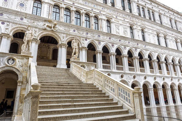 Escalera del gigante del Palacio Ducal o el Palacio Ducal de Venecia Italia