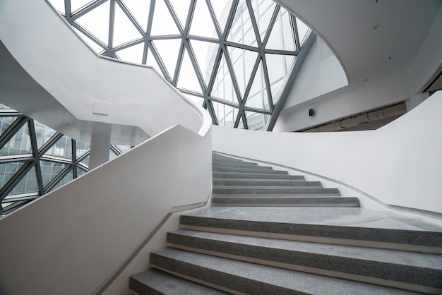 La escalera giratoria del museo de arte, un museo de arte contemporáneo en Chongqing, China.