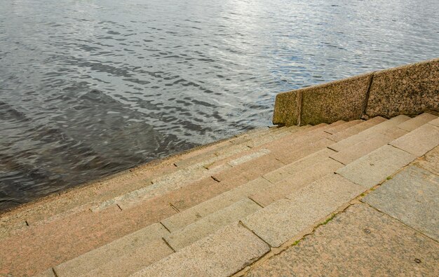 Escalera de granito que conduce al río.