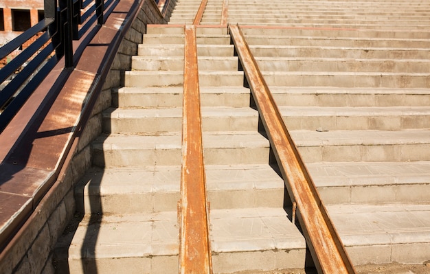 Escalera de hormigón con rampa en un día soleado