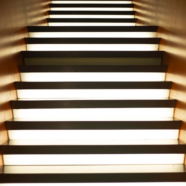 Escalera con iluminación LED que conduce a la vista interior desde abajo