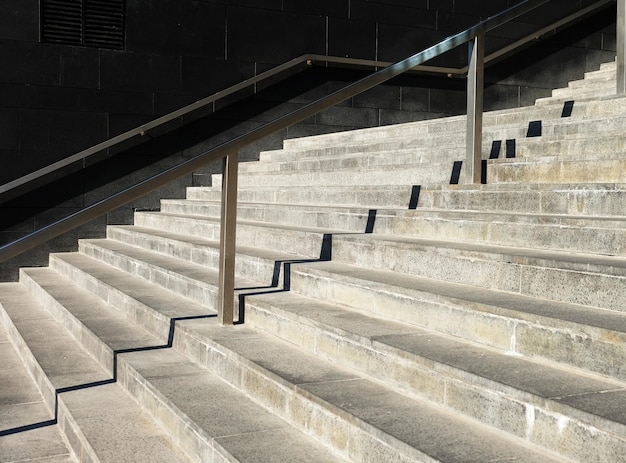 Escalera junto a un moderno concepto de éxito del centro de negocios