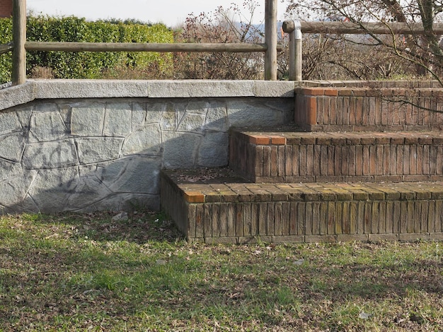 Escalera de ladrillo y muro de piedra