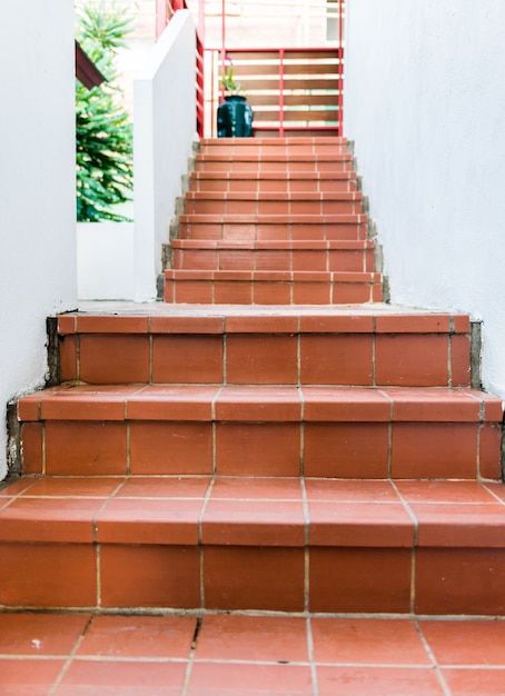 Escalera de ladrillo rojo