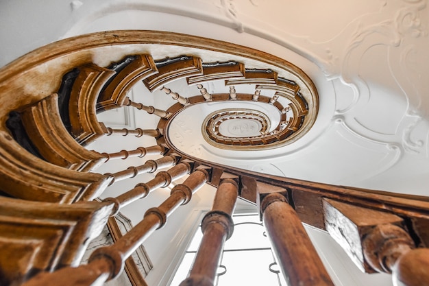 Escalera de lujo de diseño especial en una casa elegante