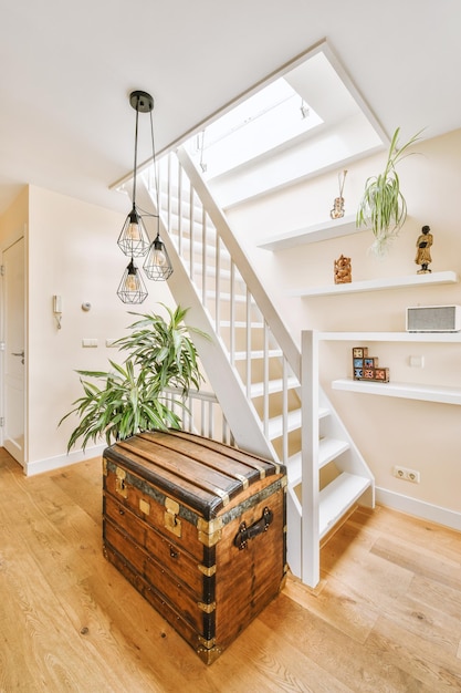 Escalera de madera en el amplio hall del apartamento