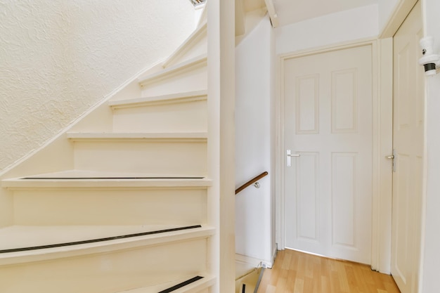 Escalera de madera en el amplio hall del apartamento