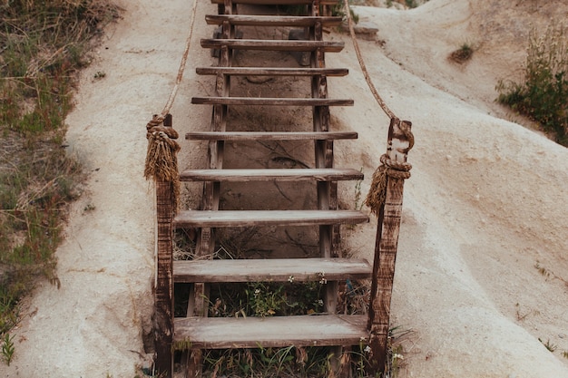 Escalera de madera auténtica en la ladera de una montaña en Capadocia