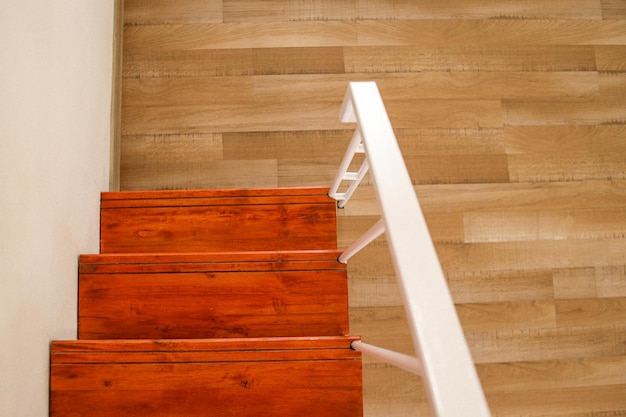 escalera de madera con barandilla de acero blanco