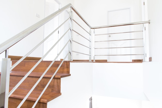 Foto escalera de madera en casa