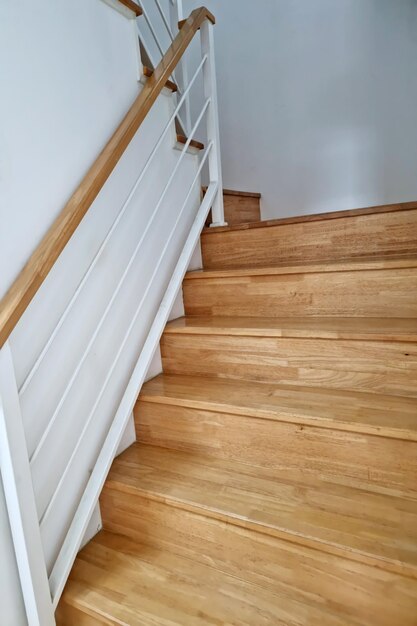 Escalera de madera contemporánea dentro de la casa.