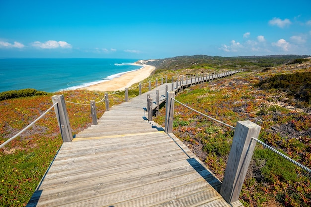 La escalera de madera en la costa rocosa en un día soleado Polvoeira la playa Pataias Portugal Europa