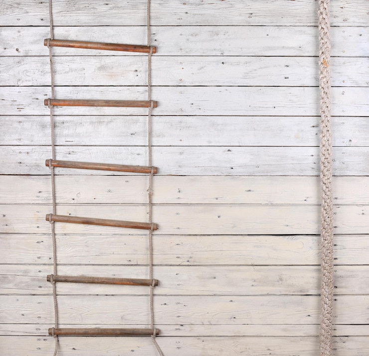 Foto escalera de madera náutica en la pared de madera blanca