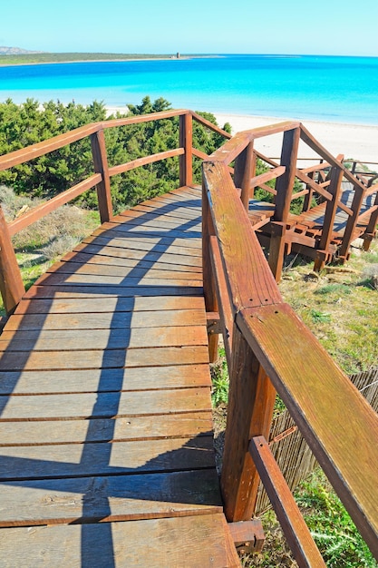 Escalera de madera a la playa en Cerdeña Italia