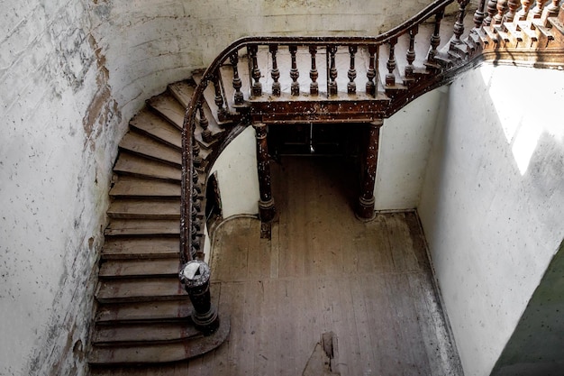 Una escalera de madera tallada en un antiguo palacio