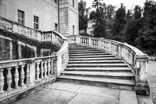 Escalera de mármol antiguo en villa italiana abandonada