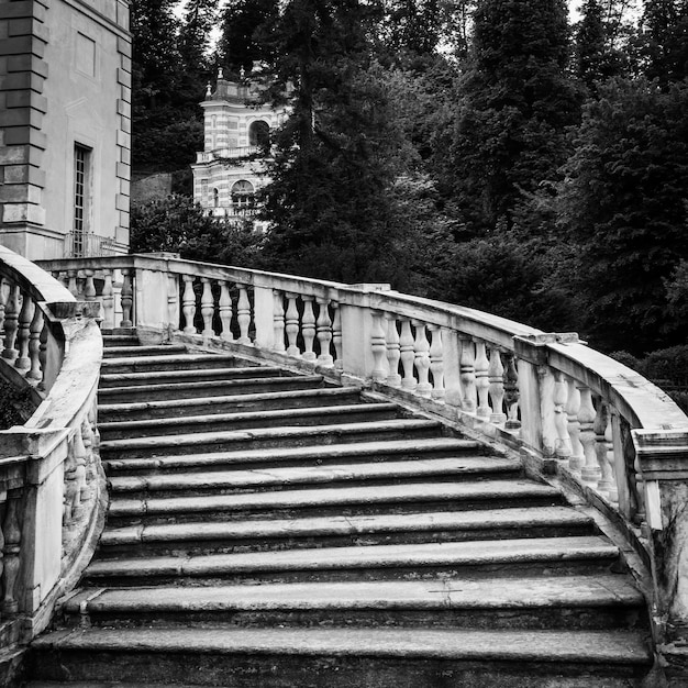 Escalera de mármol antiguo en villa italiana abandonada