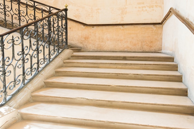 Foto escalera de mármol con escaleras en hall de lujo