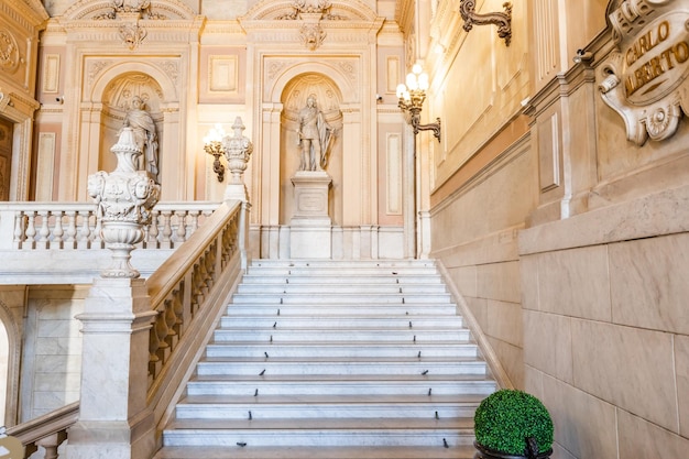 Escalera de mármol en el palacio histórico con interiores de lujo Palacio Real Savoia Turín Italia