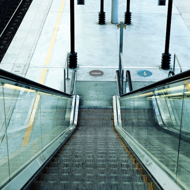 Escalera mecánica en el aeropuerto de Francia con procesamiento fotográfico especial