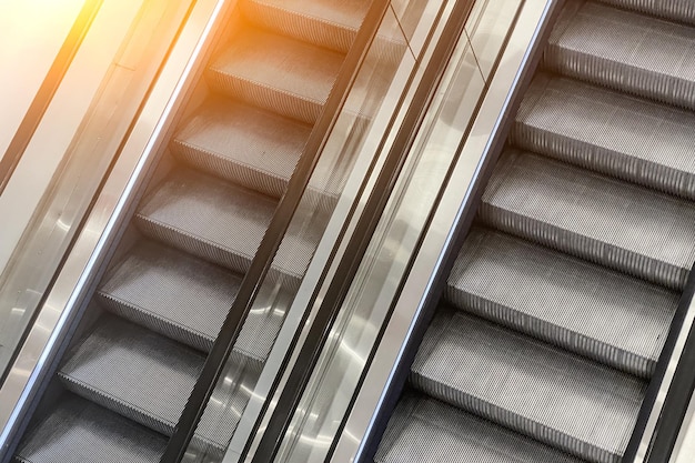 Escalera mecánica automática en la vista superior de un centro comercial