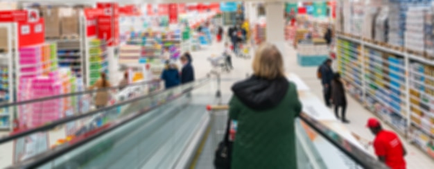 Escalera mecánica borrosa en un supermercado. Vender productos en una tienda minorista