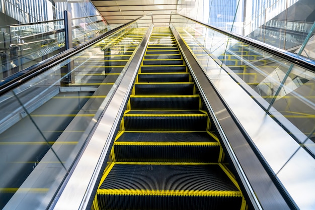 La escalera mecánica está en el centro comercial.