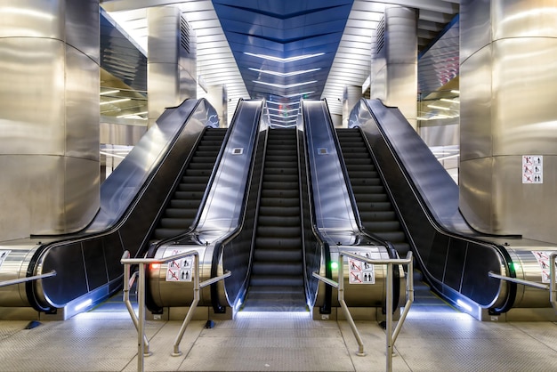 Escalera mecánica en metro