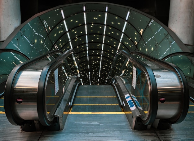 Escalera mecánica en la salida del metro del túnel