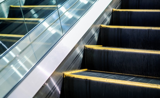 Escalera mecánica en la tienda por departamentos