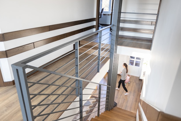 Escalera de metal moderno en interior escandinavo