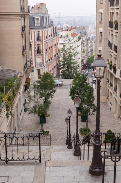 Escalera de Montmartre y alumbrado público en París, Francia