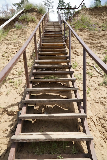 Una escalera muy empinada para descender al río Volga Ulyanovsk Rusia