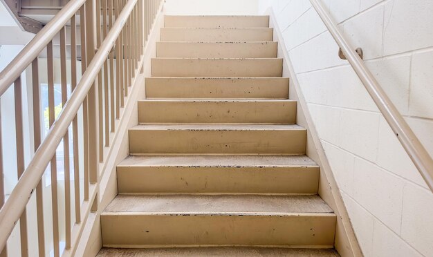 Una escalera con un pasamanos y una baranda que dice 'la palabra ".