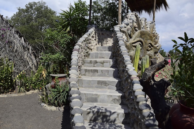 Escalera de piedra al Museo Inti Nan Mitad del Mundo Ecuador línea Ecuator