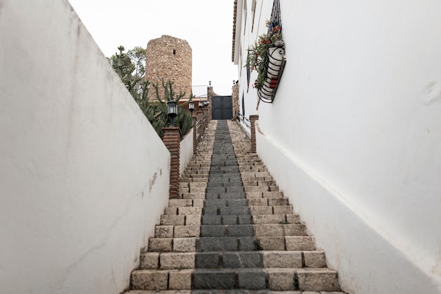 Escalera de piedra antigua en la histórica calle de Málaga. Hermosa ciudad blanca vieja en España. Vista desde abajo.