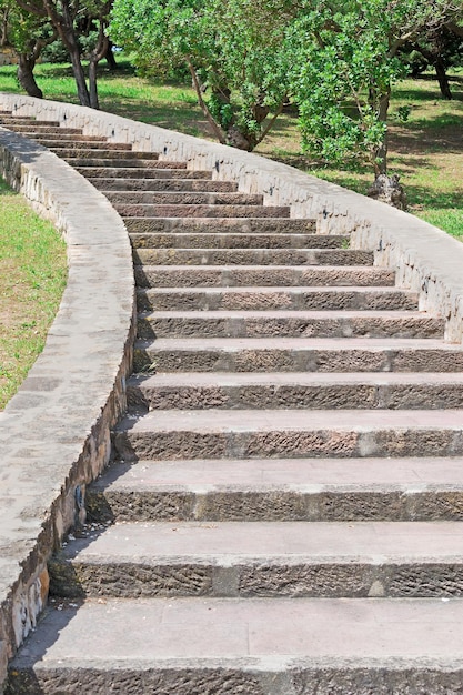 Escalera de piedra en un parque