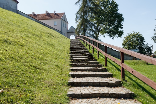 Escalera de piedra que conduce al monasterio católico.