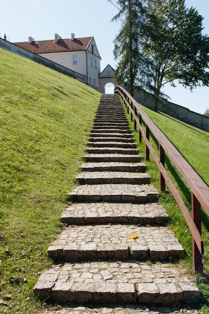 Foto escalera de piedra que conduce al monasterio católico.