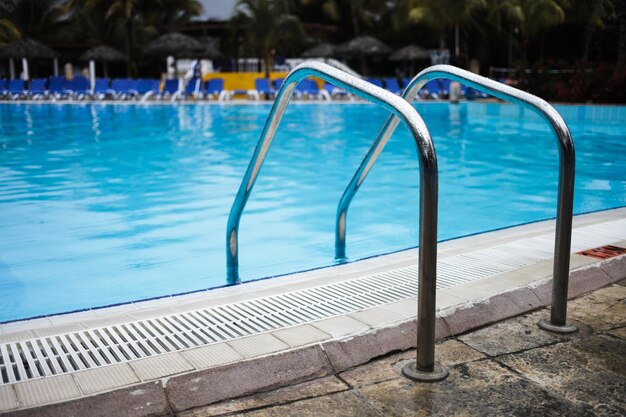 Foto escalera de piscina vacía