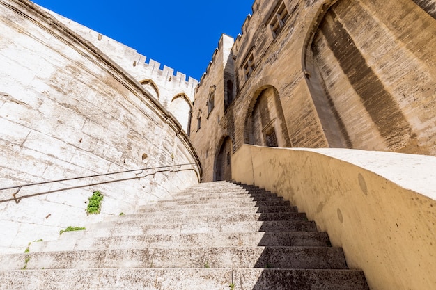 Escalera principal del Palacio de los Papas en la ciudad de Aviñón