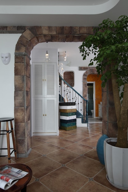 una escalera con una puerta que dice "bienvenido" en la parte superior