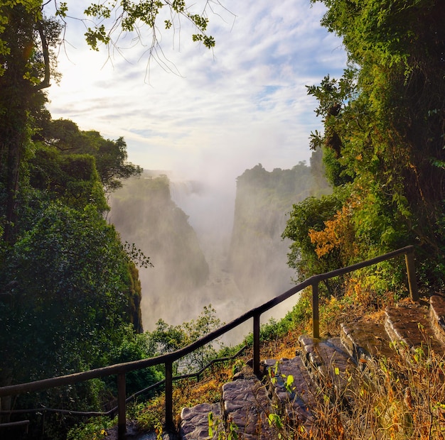 Escalera que va a las Cataratas Victoria en el río Zambezi en Zimbabwe