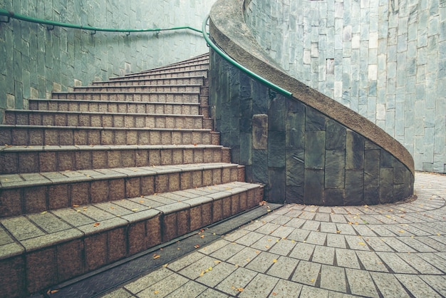 Una escalera que se combina con los árboles y la naturaleza.