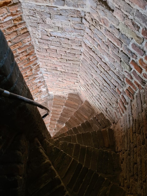 una escalera que conduce a una escalera que está hecha de ladrillos.