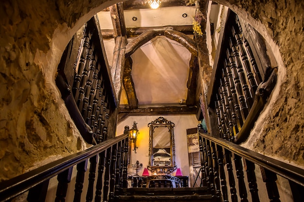 Una escalera que conduce a un espejo en la casa de una bruja.