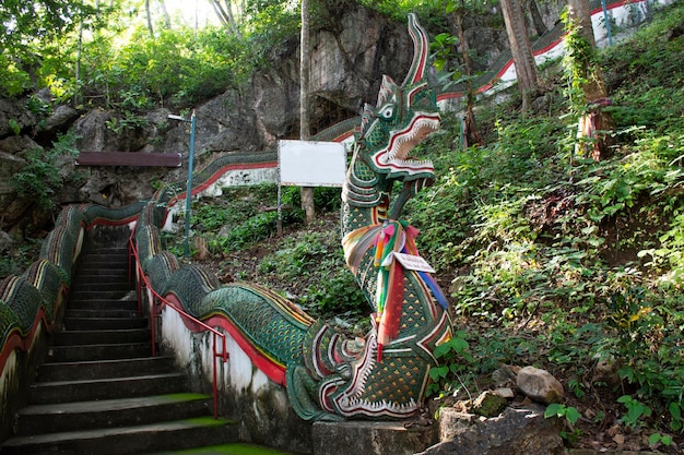 Escalera de la serpiente Naga para los tailandeses y los viajeros extranjeros que suben a la cueva Tham Muang On en la montaña para visitar el respeto a la oración de Mae On en San Kamphaeng en Chiang Mai Tailandia